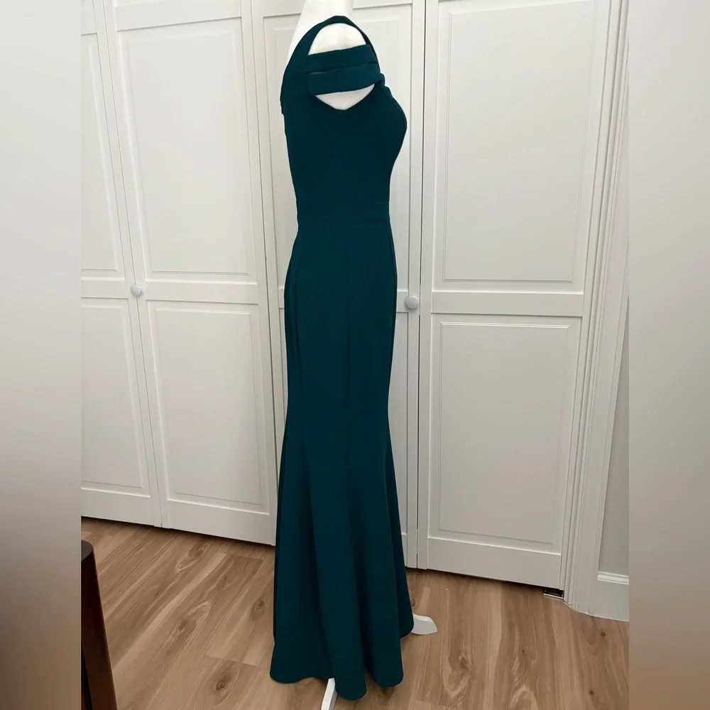 🆕 XSCAPE one shoulder gown in emerald green - Picture 2 of 6